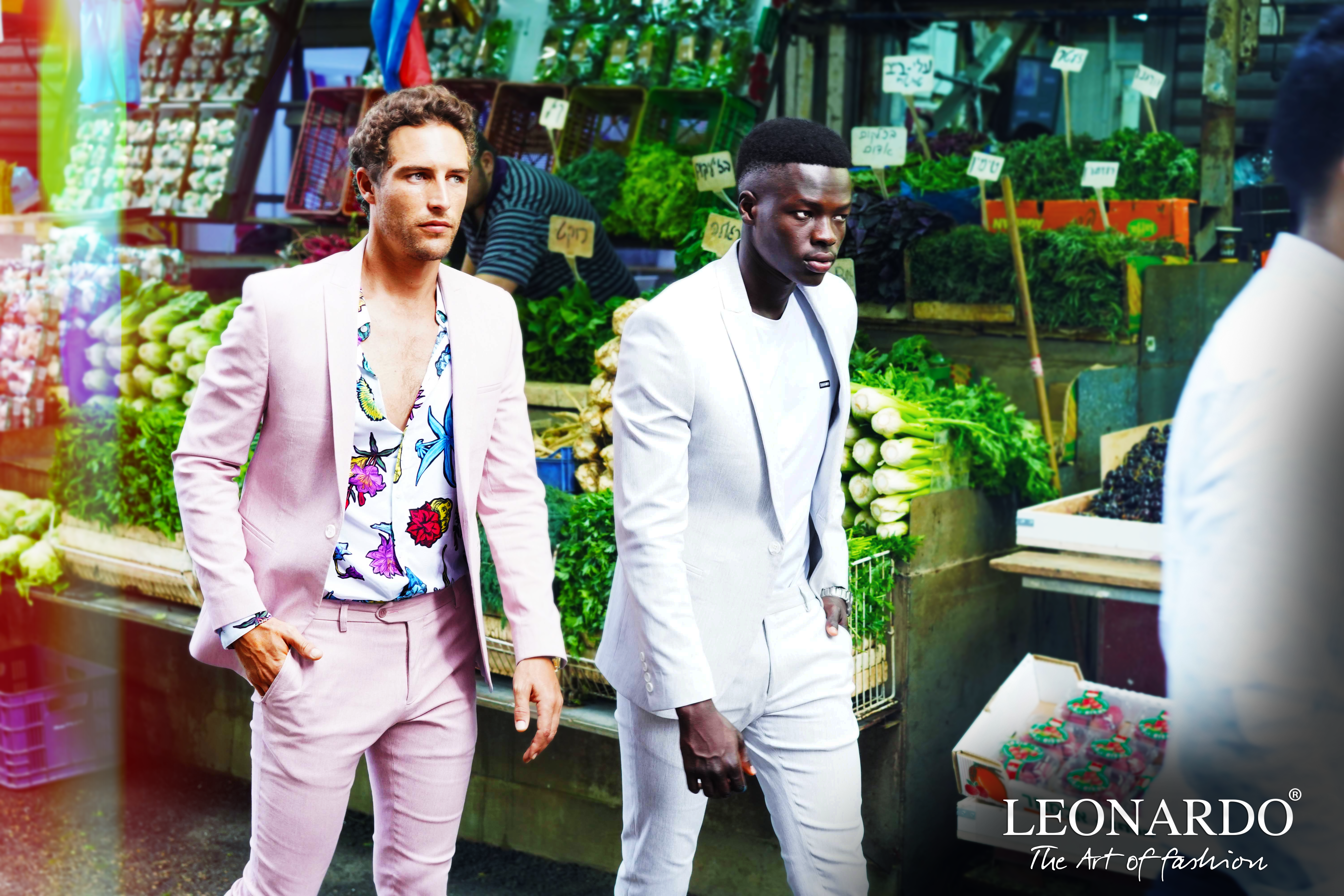 2 דוגמנים חליפה לבנה חליפה ורודה 2