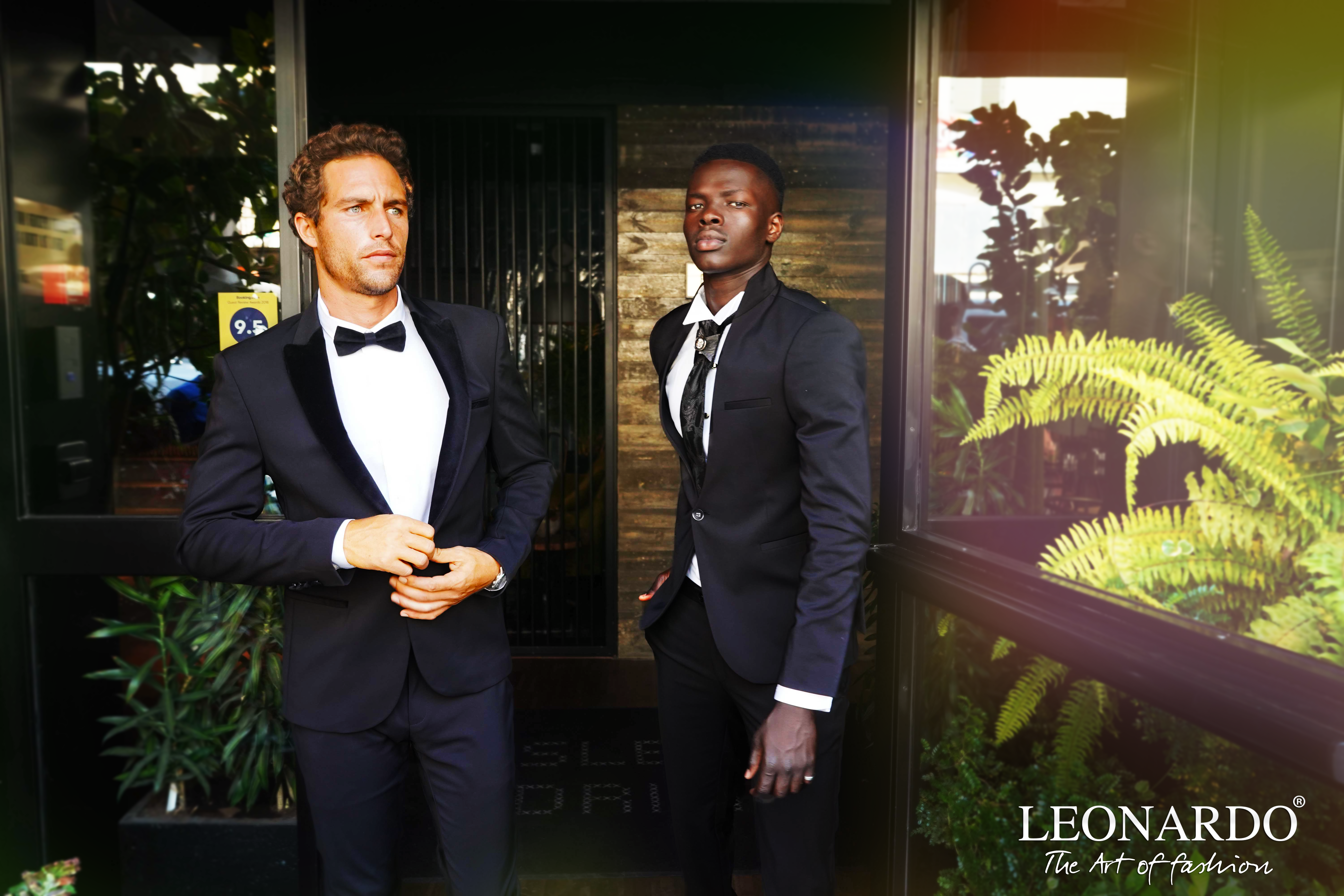 2 דוגמנים חליפות שחורות